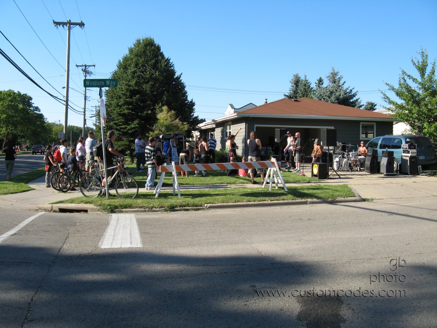 20100703_GatheringCrowds